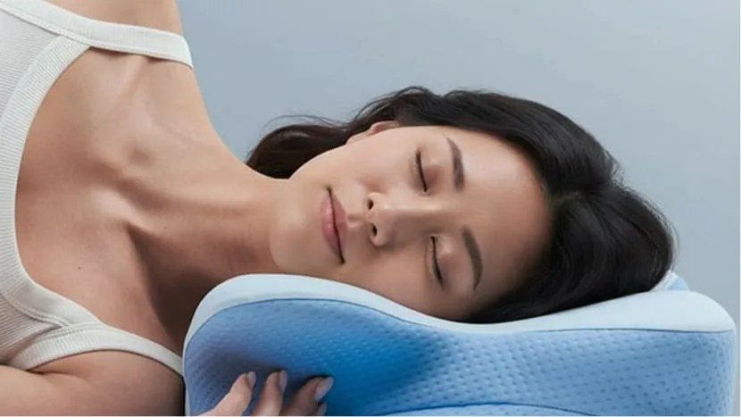 Derila ERGOで首が自然な角度のまま眠る女性