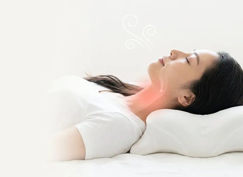 仰向けで穏やかに眠る女性